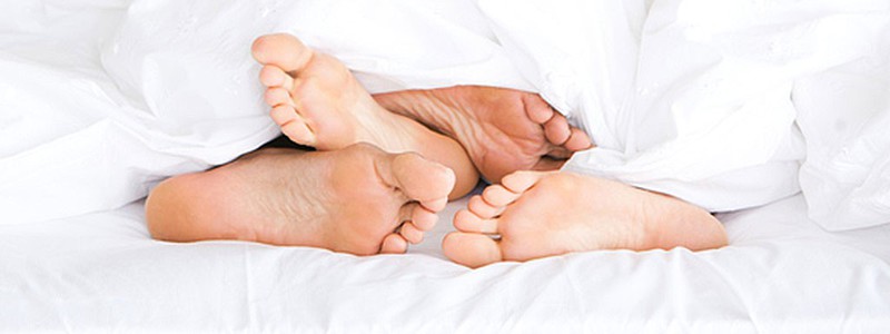 Les pieds qui dépassent du lit
