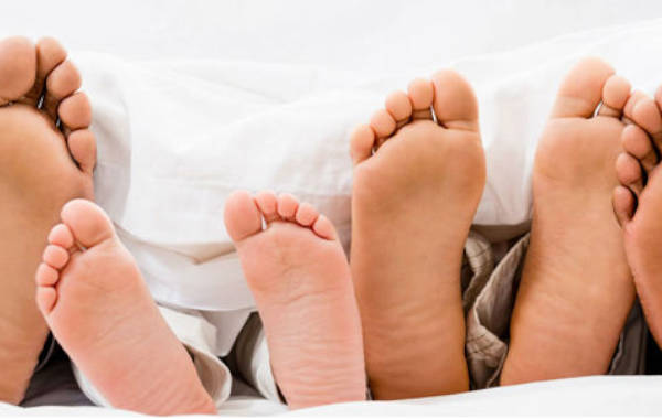 Les pieds de toute la famille au lit