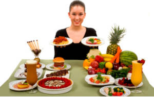 Femme proposant différents aliments