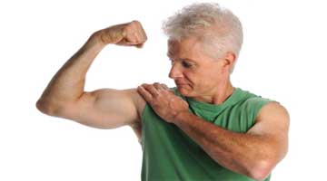 Ältere Frau mit Muskeln