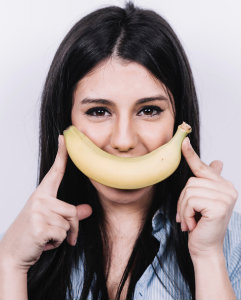 Kobieta z bananowym uśmiechem