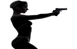 Femme avec une arme