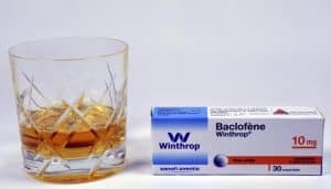 boite-baclofene-et-verre-d-alcool