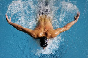 ein-mann-der-schwimmen-praktiziert-eine-der-5-besten-sportarten-zum-schnellen-abnehmen.